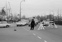 127437 Afbeelding van de regulering door de politie van het wegverkeer op de Weg der Verenigde Naties te Utrecht, ter ...